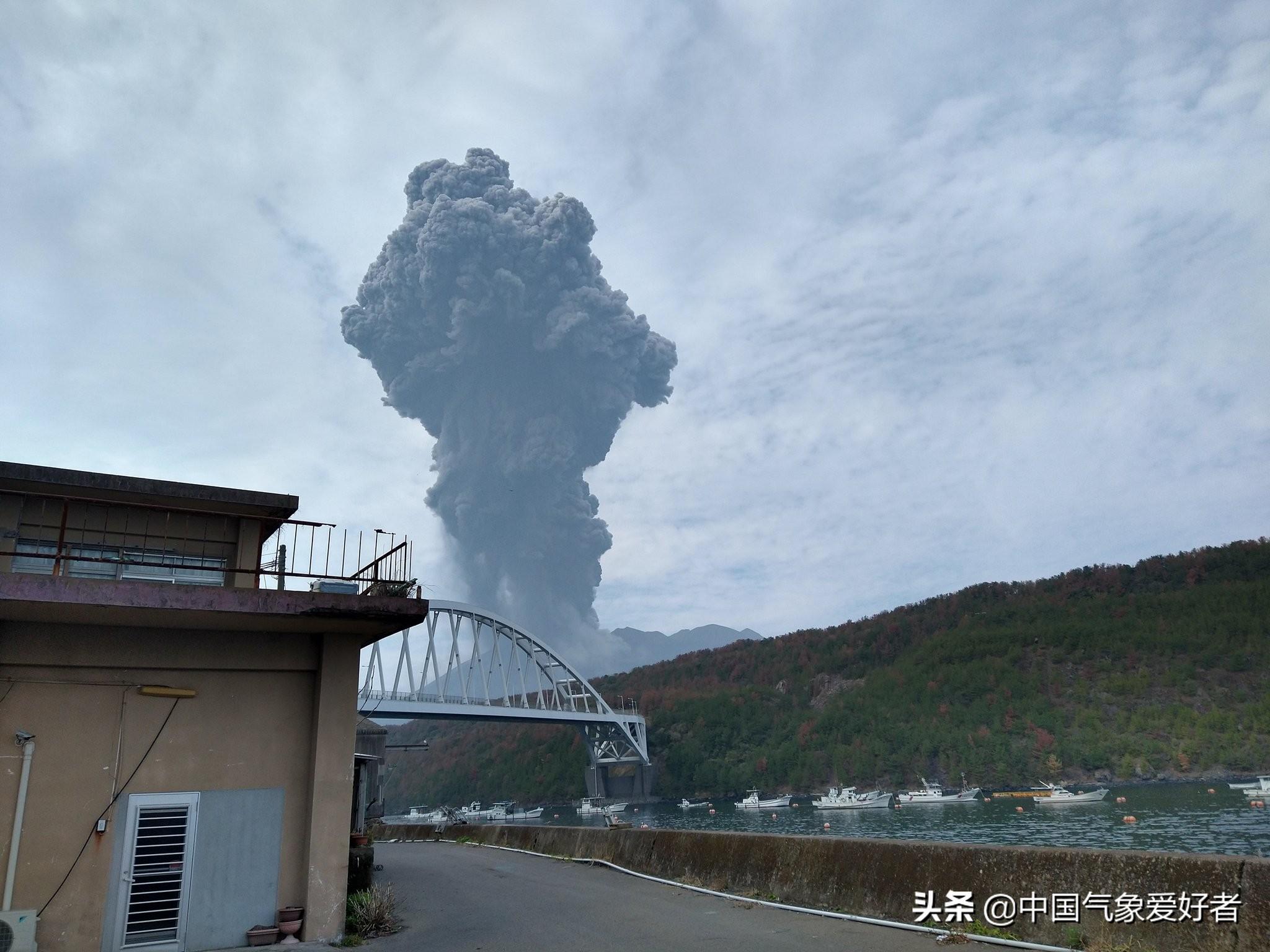 日本火山噴發(fā)灰柱高達(dá)3400米，自然的熱烈力量展現(xiàn)，日本火山熱烈噴發(fā)，灰柱直沖云霄，展現(xiàn)自然震撼力量