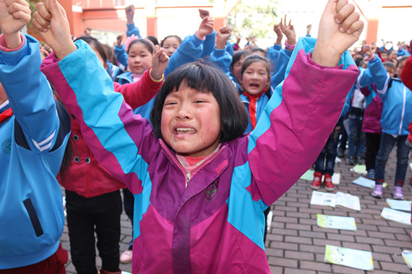 小學(xué)生考100分喜極而泣，一份努力，一份收獲，小學(xué)生努力取得滿分，喜極而泣，一份努力，一份收獲