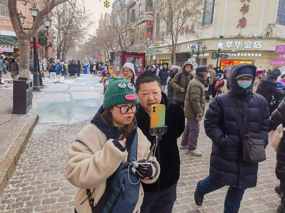 外國游客被爾濱硬控了，深度解讀城市魅力與旅游新體驗，爾濱城市魅力與旅游新體驗，外國游客的深度解讀與硬控經(jīng)歷