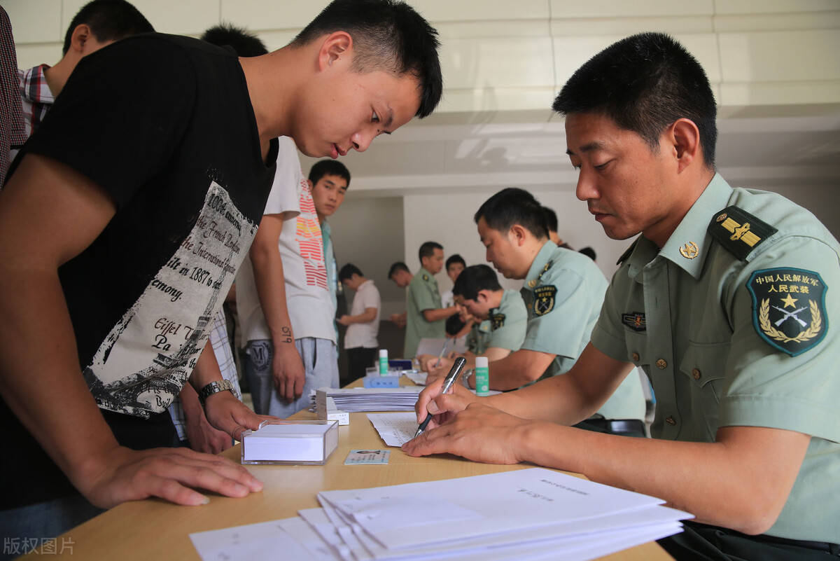 在學(xué)校報(bào)名參軍與在家報(bào)名的區(qū)別，一種選擇兩種情境，學(xué)校與家庭報(bào)名參軍，不同選擇下的兩種情境對(duì)比